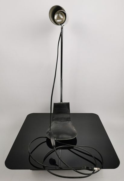 null Vico MAGISTRETTI.

Lampe Margaret, 2000.

Aluminium et cuir.

H_70 cm L_24 ...