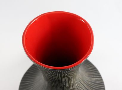 null Jean de LESPINASSE (1896-1979)

Vase de forme pansu à décor de lignes blanches...