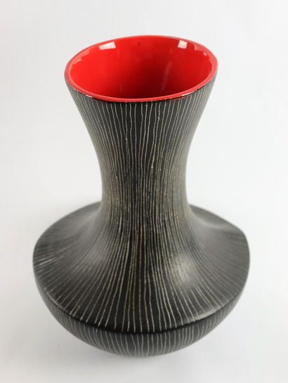 null Jean de LESPINASSE (1896-1979)

Vase de forme pansu à décor de lignes blanches...