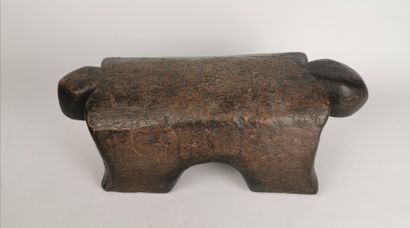 null Stool with zoomorphic turtle figure, beautiful patina of use.

H_16 cm L_45...