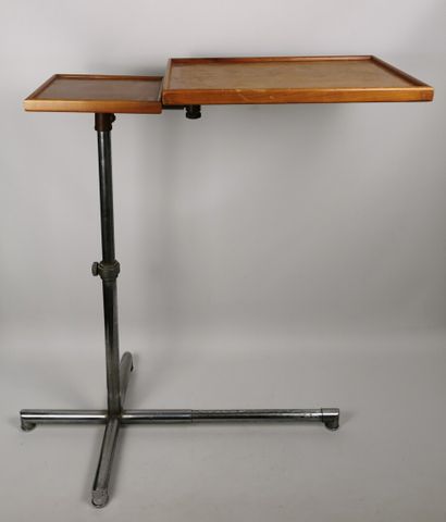 null François CARUELLE.

Table à système, c.1950.

Deux plateaux en bois pivotants,...