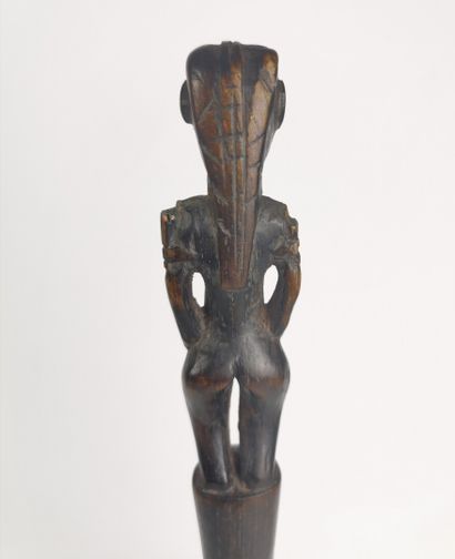null ANGOLA.

Spoon, handle finished by a standing figure with long hair, good patina...