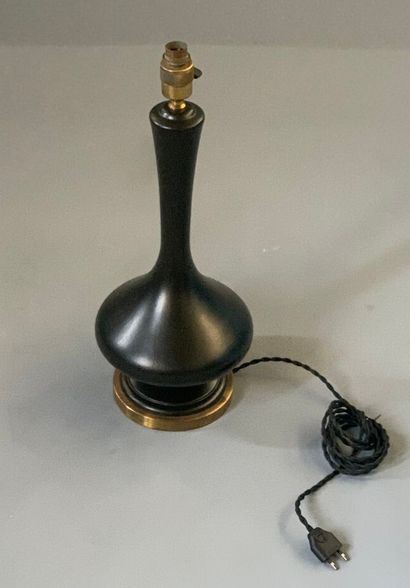 null Travail français.

Lampe en céramique moulée émaillée noir et laiton, c.1960.

H_80...