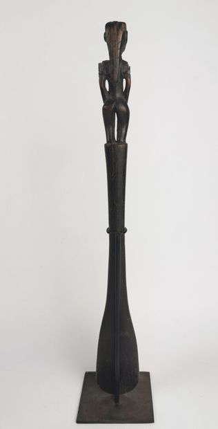 null ANGOLA.

Spoon, handle finished by a standing figure with long hair, good patina...