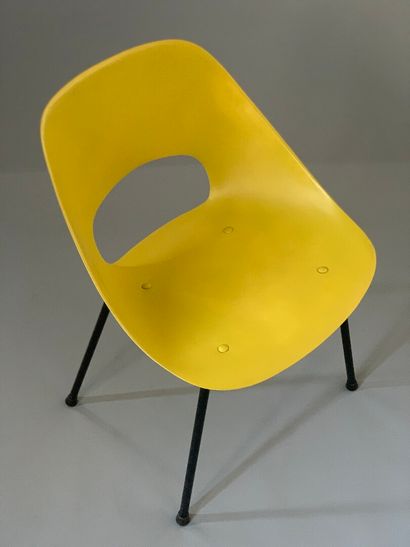 null Pierre GUARICHE (1926-1995).

Chaise modèle « Tulipe » 1953.

Fibre de verre...