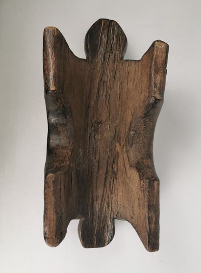 null Stool with zoomorphic turtle figure, beautiful patina of use.

H_16 cm L_45...