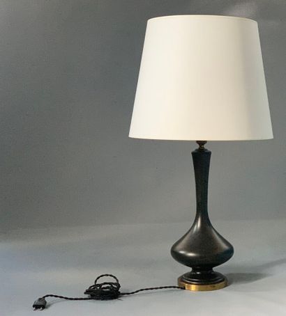 null Travail français.

Lampe en céramique moulée émaillée noir et laiton, c.1960.

H_80...