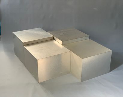 null Travail français.

Ensemble de 4 cubes formant socles ou bouts de canapé, c.1970.

Bois...