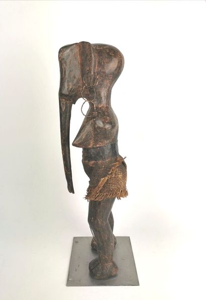null AKAN, Elephantine figure.

Wood, fabric and metal.

H_46 cm