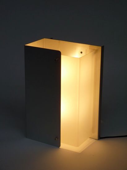 null Pierre VANDEL (1939).

Rare lampe à poser, c.1970.

Feuille d'aluminium pliée...