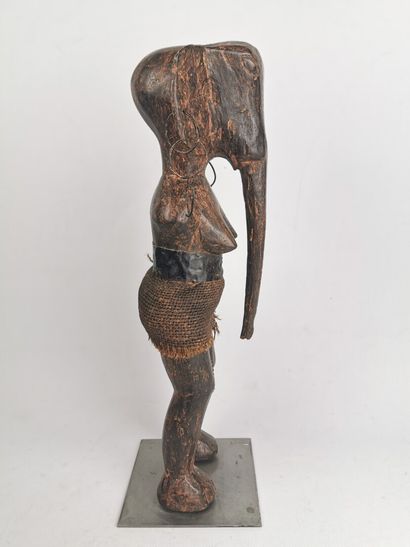 null AKAN, Elephantine figure.

Wood, fabric and metal.

H_46 cm