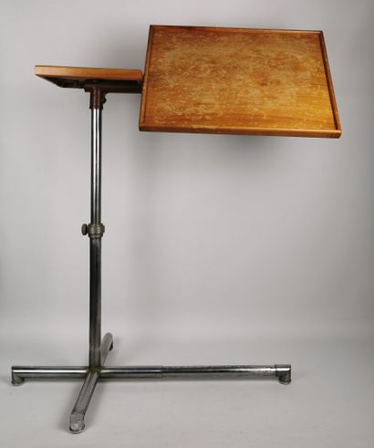 null François CARUELLE.

Table à système, c.1950.

Deux plateaux en bois pivotants,...