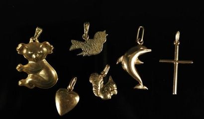 null Ensemble de pendentifs en or jaune figurant un koala, un dauphin, un coeur,...