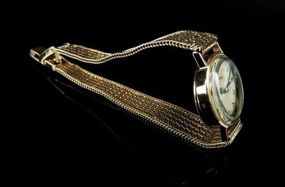 null OMEGA.

Montre de dame en or jaune, le cadran à fond champagne.

L_17,5 cm.

Poids...