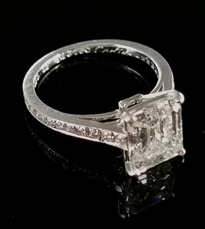 null 
CARTIER.




Bague solitaire en platine ornée d'un diamant de taille émeraude...