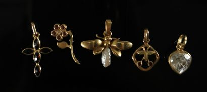 null Cinq pendentifs en or jaune figurant un coeur, une croix, une fleur, une grappe...
