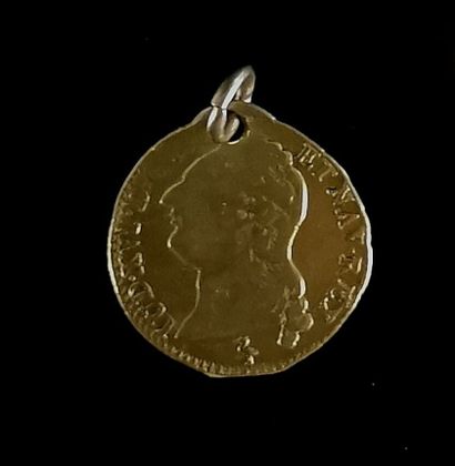 null Pendentif orné d'un Louis d'or dit "aux écus acollés" percé, 1788.

D_2,4 cm

7,95...