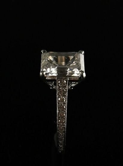 null 
CARTIER.




Bague solitaire en platine ornée d'un diamant de taille émeraude...