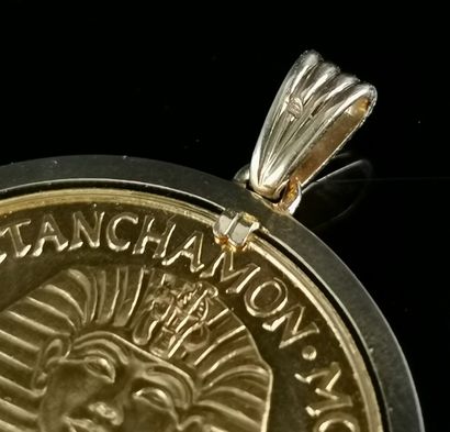 null Pendentif en or jaune moderne orné d'une médaille égyptienne.

D_3,8 cm.

22,20...