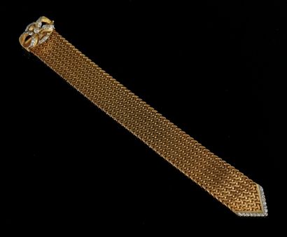 null Bracelet en or jaune et platine simulant une ceinture, le fermoir orné de diamants.

L_23.5...