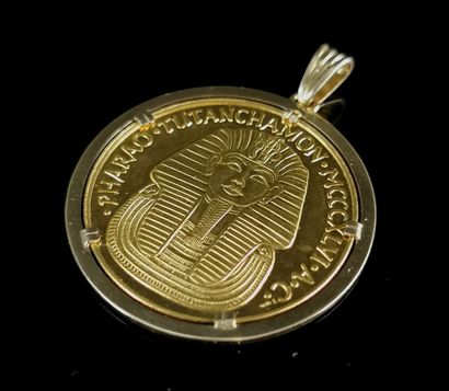 null Pendentif en or jaune moderne orné d'une médaille égyptienne.

D_3,8 cm.

22,20...