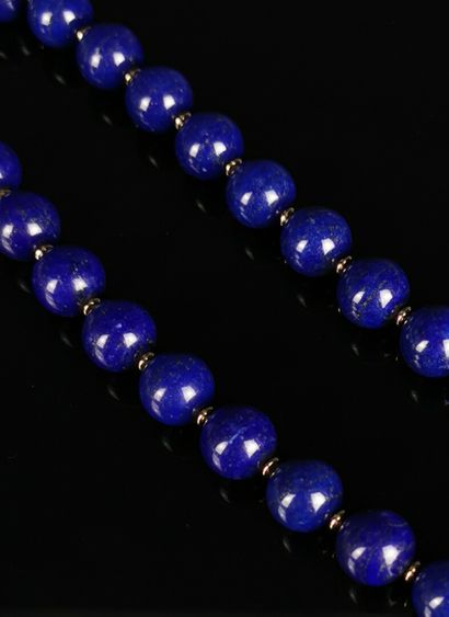 null Collier de perles de lapis-lazuli alternées d'anneaux en or jaune.

L_ 44 cm.

Poids...