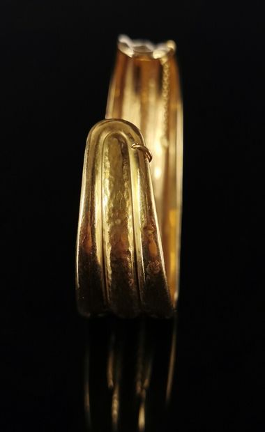 null Bracelet manchette en or jaune à décor de trois godrons allongés.

L_6 cm.

9,35...