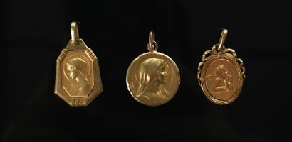 null Ensemble de trois médailles religieuses en or.

7.90 grammes, 18K, 750°/00,...