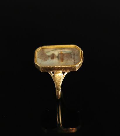 null Bague en or ornée au plateau d'un travail de cheveux miniature.

XIXème siècle.

Tour...