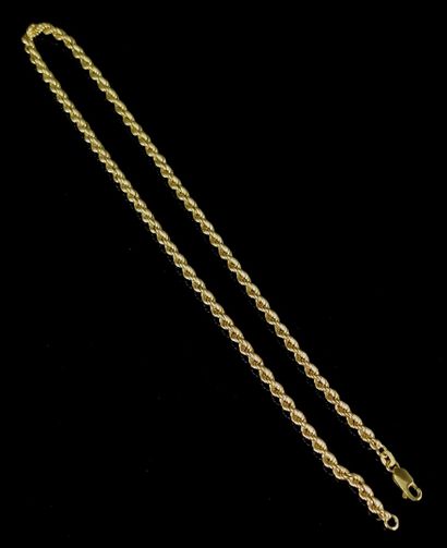 null Long collier en or jaune à maille corde.

L_42 cm.

8,72 grammes, 18K, 750°...