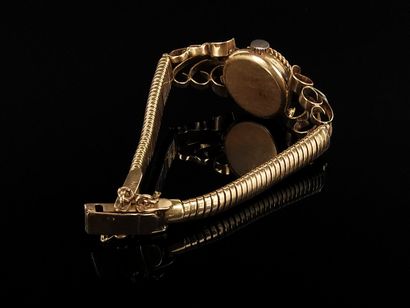 null Montre bracelet de dame en or jaune, partiellement pavée de petits diamants,...
