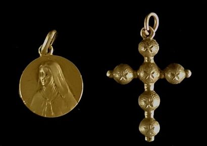 null Deux pendentifs en or jaune, l'un au profil de la Vierge, l'autre croix régionale.

H_2,3...