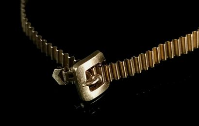 null Bracelet ajustable en or jaune, à l'imitation d'une ceinture.

XIXème siècle.

l_5...