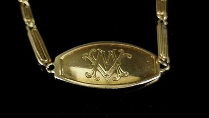 null Bracelet en or jaune à maillons en grecques stylisées, la plaque oblongue gravée...