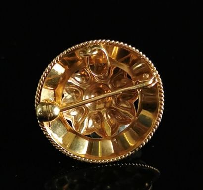 null Broche circulaire pouvant former pendentif en or jaune à décor d'une fleur et...