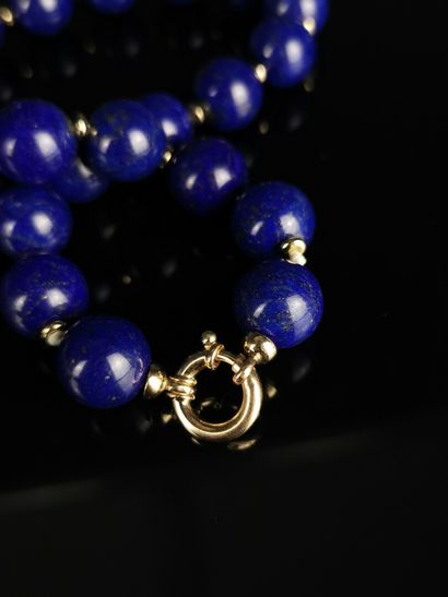 null Collier de perles de lapis-lazuli alternées d'anneaux en or jaune.

L_ 44 cm.

Poids...