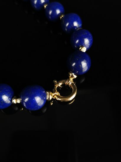 null Collier de perles de lapis-lazuli alternées d'anneaux en or jaune.

L_ 44 cm.

Poids...