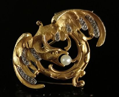 null Broche en or jaune à décor d'un dragon tenant une perle dans son bec, les ailes...