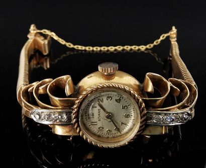 null Montre bracelet de dame en or jaune, partiellement pavée de petits diamants,...