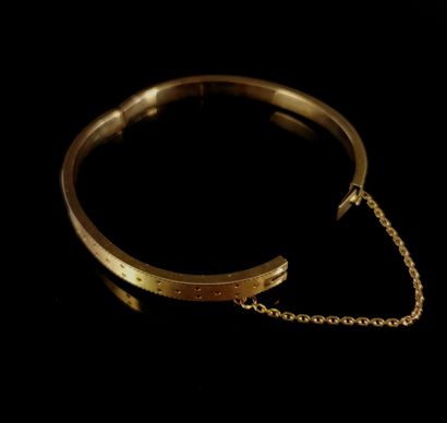 null Bracelet jonc de jeune fille en or jaune finement niellé et ciselé de pois.

XIXème...
