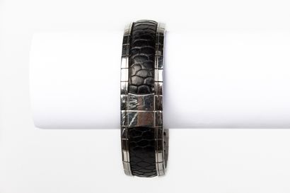 null MAUBOUSSIN.

Montre bracelet de dame en acier et cuir noir façon serpent.

Cadran...