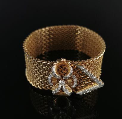 null Bracelet en or jaune et platine simulant une ceinture, le fermoir orné de diamants.

L_23.5...