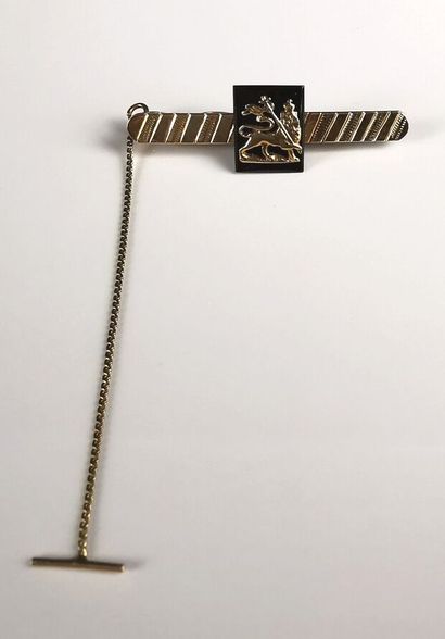 null Pince à cravate à décor du lion d'Ethiopie sur fond d'onyx.

L_4,8 cm.

Poids...