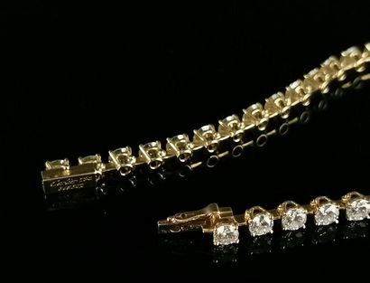 null CARTIER. 

Bracelet modèle "C de Cartier" en or jaune, orné d'une ligne de diamants...