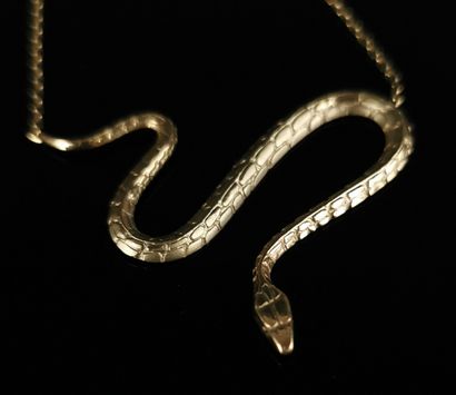 null Chaine en or jaune retenant un pendentif serpent.

L_ 39.5 cm

5.59 grammes,...