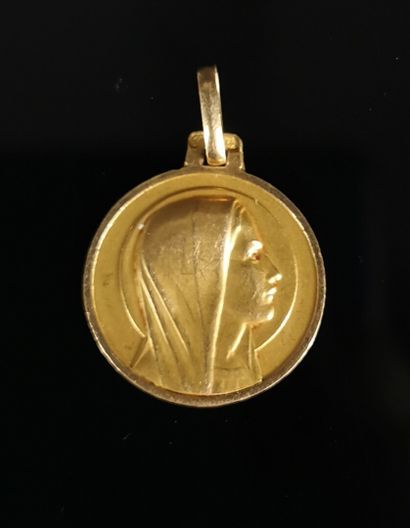 null Deux médailles religieuse en or jaune au profil de la Vierge.

Non gravées au...