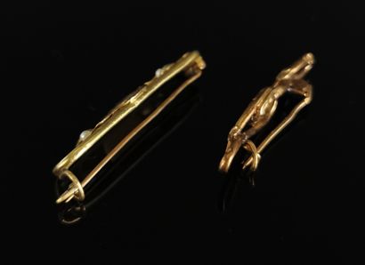 null Deux petites broches barette en or jaune et perles.

L_3,9 cm et 3,3 cm.

Poids...
