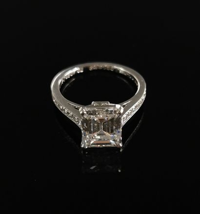 null 
CARTIER.




Bague solitaire en platine ornée d'un diamant de taille émeraude...