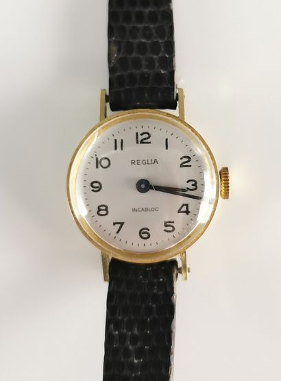 null REGLIA.

Montre de dame à boîtier circulaire en or jaune, fond gris clair à...