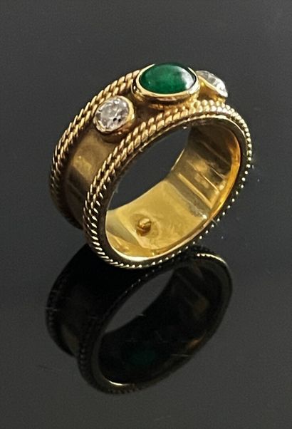 null Bague anneau en or jaune ornée d'une émeraude taillée en cabochon et deux diamants...